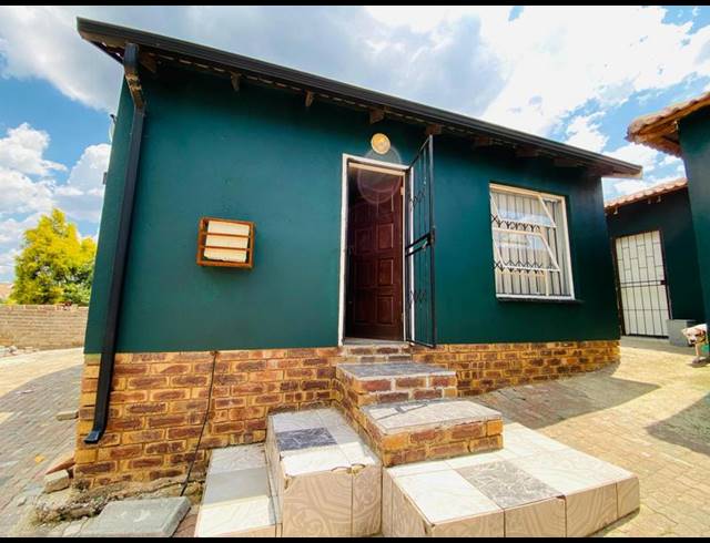 3 BEDROOM HOUSE FOR SALE IN COSMO CITY
